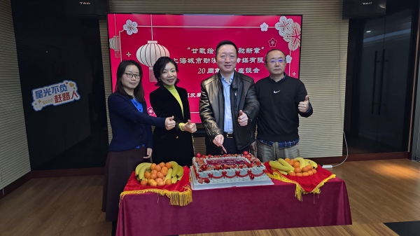 领导切蛋糕(1).jpg 领导切蛋糕(1).jpg